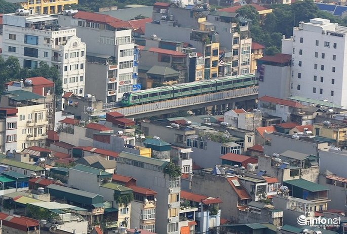 anh tau duong sat tren cao cat linh ha dong chay thu tren pho ha noi