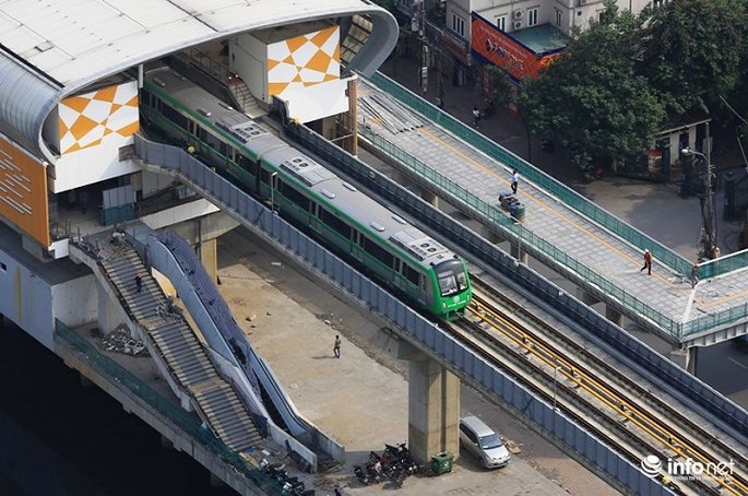 anh tau duong sat tren cao cat linh ha dong chay thu tren pho ha noi