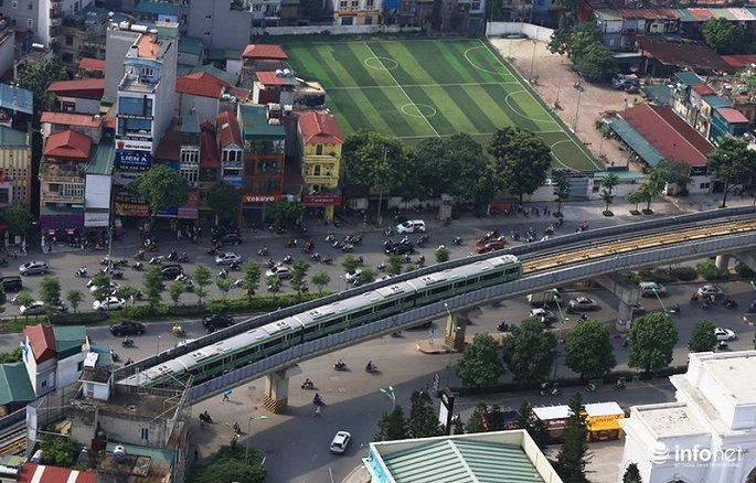 anh tau duong sat tren cao cat linh ha dong chay thu tren pho ha noi