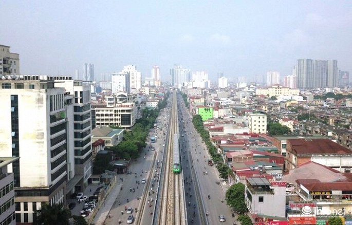 anh tau duong sat tren cao cat linh ha dong chay thu tren pho ha noi