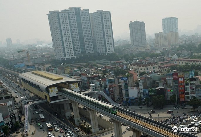 anh tau duong sat tren cao cat linh ha dong chay thu tren pho ha noi