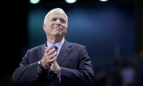 nha trang treo co ru tuong nho john mccain