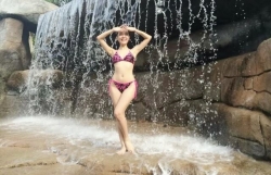 anh bikini hut mat cua co chi chan sieu dai nha ban gai son tung