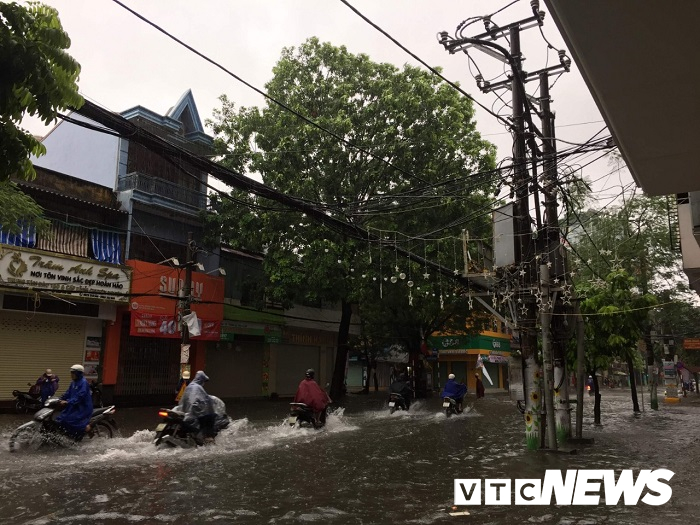 ap thap nhiet doi gay mua lon pho hai phong bien thanh song