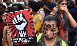 Thiếu nữ Ấn Độ bị cưỡng hiếp tập thể