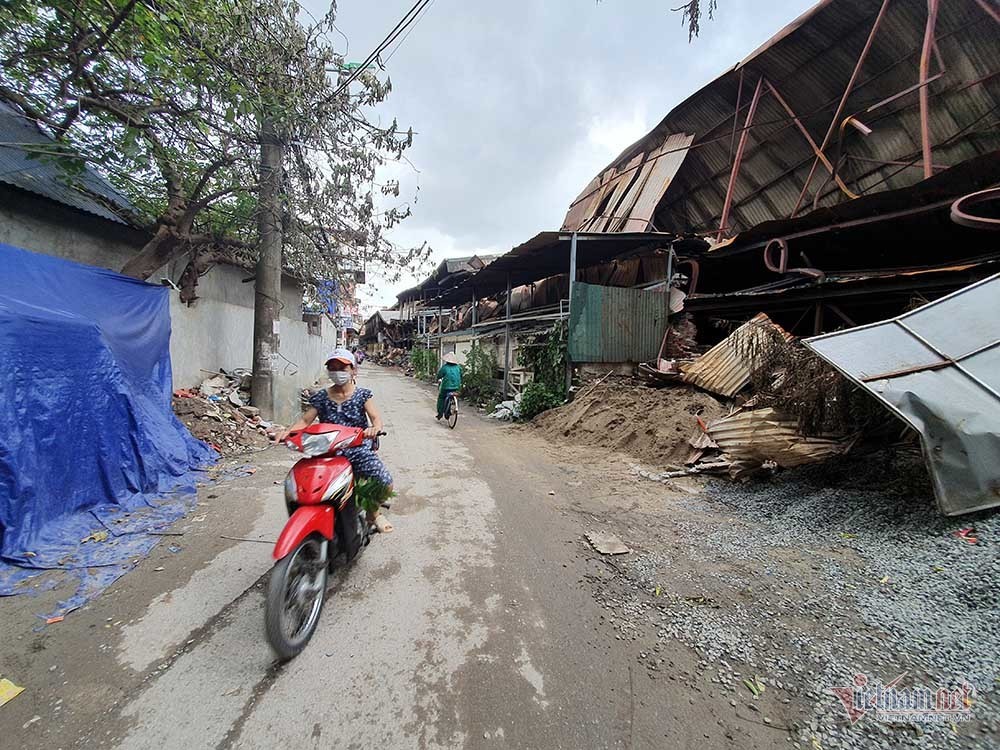 quanh nha may rang dong cua dong then cai chay hang khau trang nuoc muoi