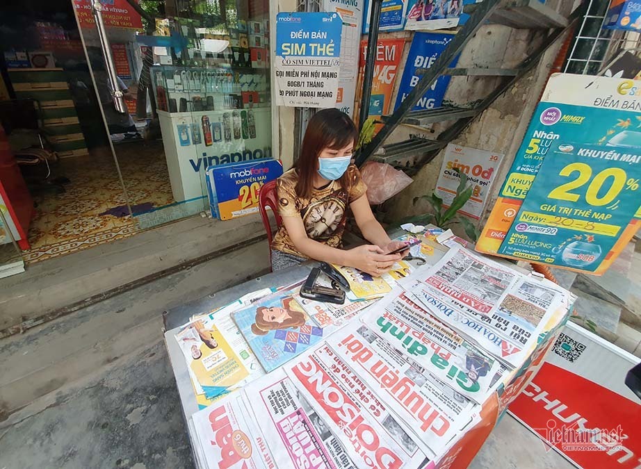 quanh nha may rang dong cua dong then cai chay hang khau trang nuoc muoi