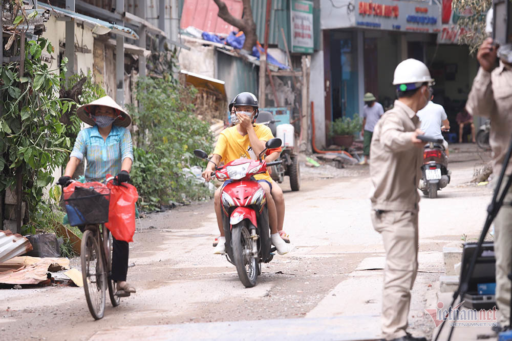 quanh nha may rang dong cua dong then cai chay hang khau trang nuoc muoi