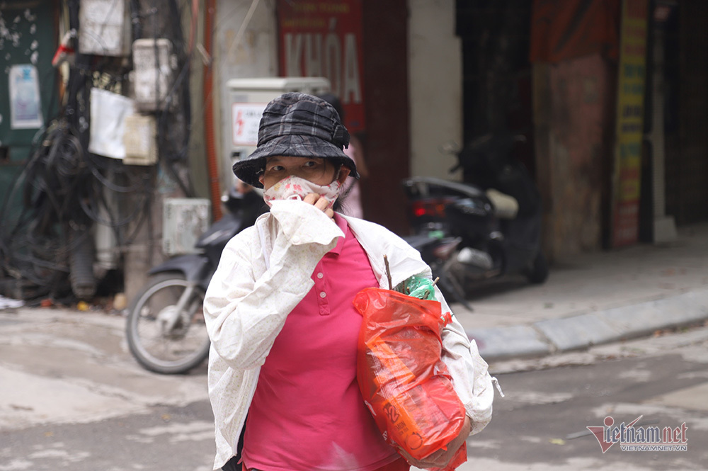 quanh nha may rang dong cua dong then cai chay hang khau trang nuoc muoi