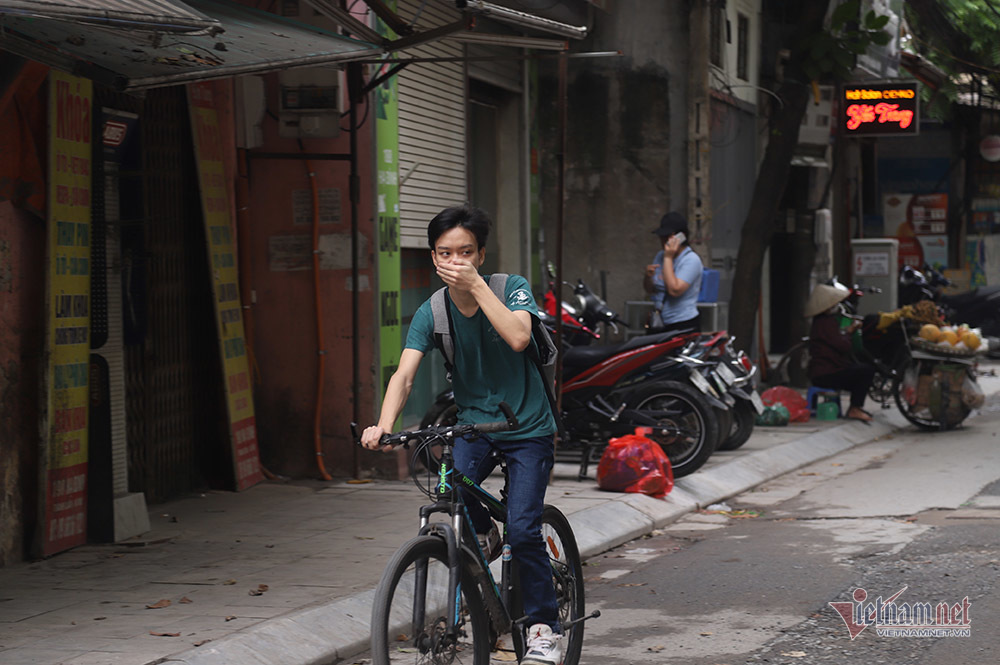 quanh nha may rang dong cua dong then cai chay hang khau trang nuoc muoi