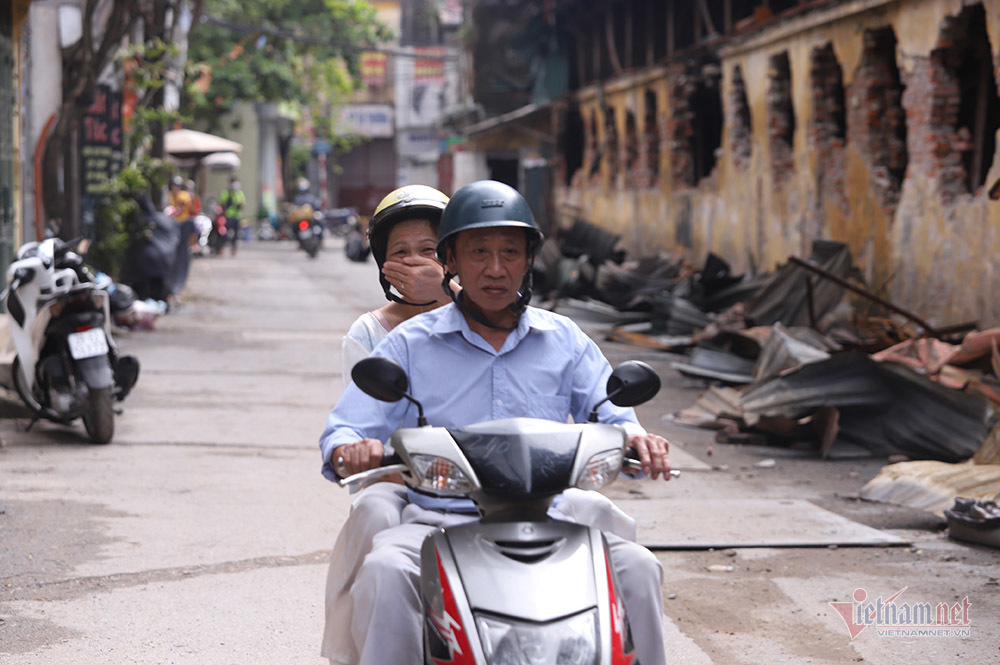 quanh nha may rang dong cua dong then cai chay hang khau trang nuoc muoi