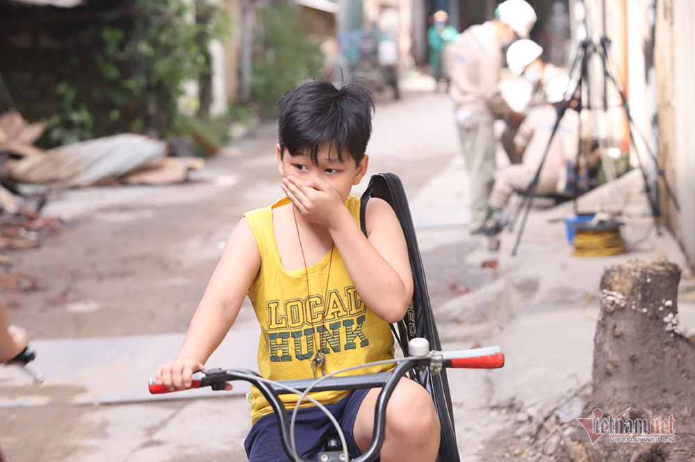 quanh nha may rang dong cua dong then cai chay hang khau trang nuoc muoi