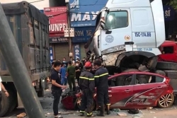 Xe container chồm lên nóc ô tô, cán 3 người tử vong ở Hà Nội
