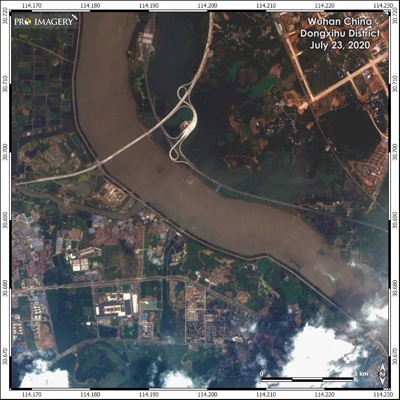 Ảnh vệ tinh lũ lụt ở quận Đông Tây Hồ, Vũ Hán trước và sau lũ. Ảnh: