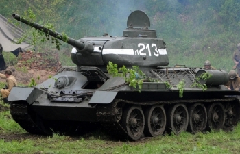 Xe tăng huyền thoại T34 xuất hiện trong lễ khai mạc Tank Biathlon 2020