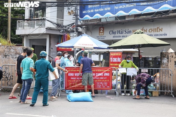 Ảnh: Dân Hà Nội ùn ùn tiếp tế cho người thân trong khu vực phong toả - 1