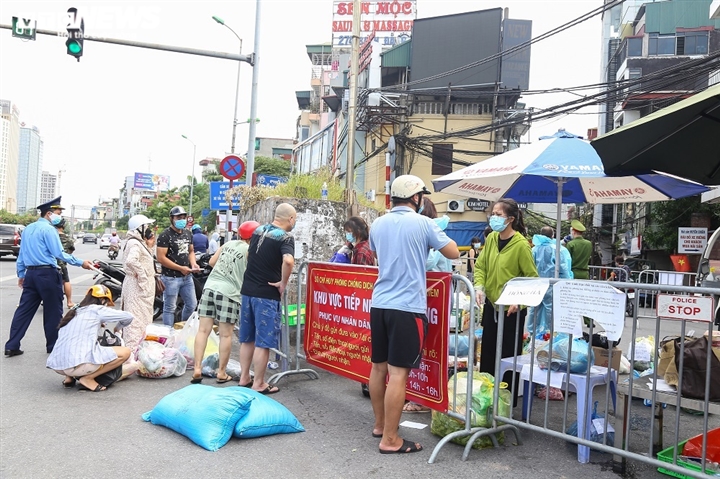 Ảnh: Dân Hà Nội ùn ùn tiếp tế cho người thân trong khu vực phong toả - 9