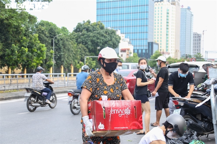 Ảnh: Dân Hà Nội ùn ùn tiếp tế cho người thân trong khu vực phong toả - 2