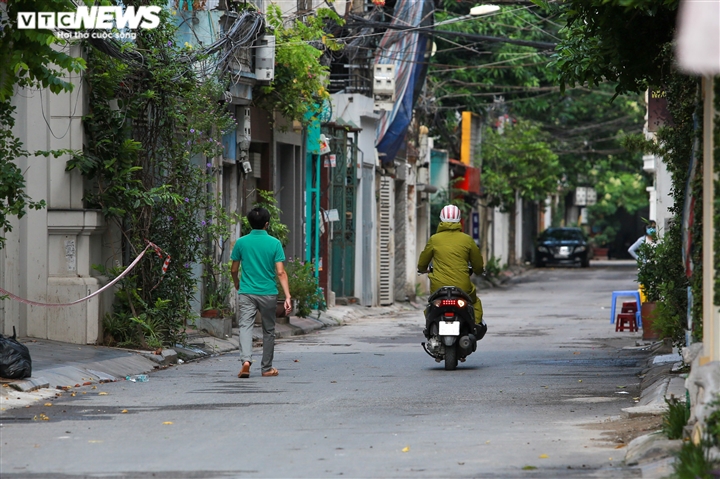 Ảnh: Dân Hà Nội ùn ùn tiếp tế cho người thân trong khu vực phong toả - 20