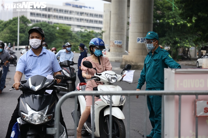 Ảnh: Ngày đầu Hà Nội siết chặt giấy đi đường, xe cộ ùn ứ tại chốt kiểm dịch - 7