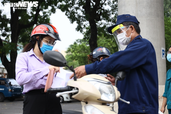 Ảnh: Ngày đầu Hà Nội siết chặt giấy đi đường, xe cộ ùn ứ tại chốt kiểm dịch - 9