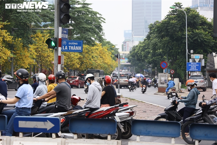 Ảnh: Ngày đầu Hà Nội siết chặt giấy đi đường, xe cộ ùn ứ tại chốt kiểm dịch - 5