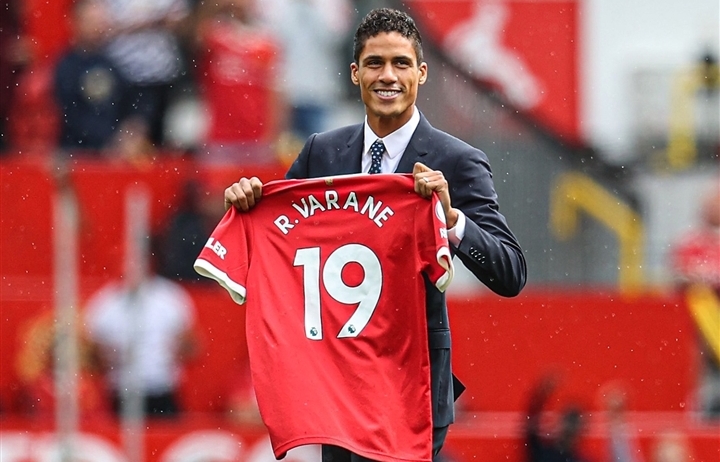 Lý do bất ngờ khiến Varane phải mang số áo lạ ở Man Utd