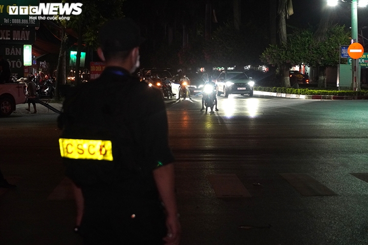 Ảnh: Chiến sĩ cảnh sát cơ động trắng đêm trực chốt ở cửa ngõ Thủ đô - 1