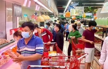 Trăm người chen chúc trong siêu thị, bất chấp chỉ thị giãn cách ở Bình Dương