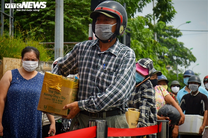 Hà Nội: Dân xếp hàng gửi tiếp tế trước khu vực phong toả ở phường Chương Dương - 12