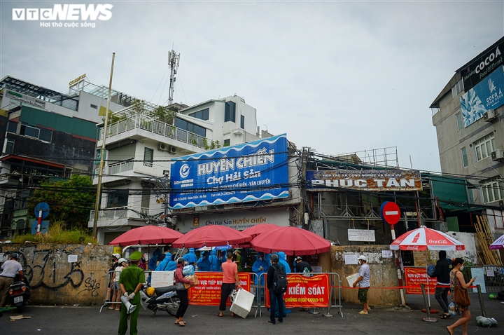 Hà Nội: Dân xếp hàng gửi tiếp tế trước khu vực phong toả ở phường Chương Dương - 1
