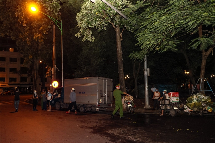 Hà Nội: Trắng đêm dẹp chợ nông sản trái phép cạnh Bốt Hàng Đậu - 11