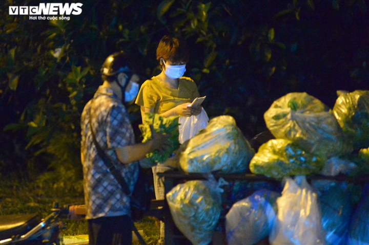 Hà Nội: 'Phiên chợ lúc 0h' ngang nhiên hoạt động bất chấp lệnh giãn cách - 7