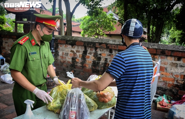 Hà Nội: Tiếp tế lương thực cho gần 500 nhân khẩu bị phong toả ở phường Văn Miếu