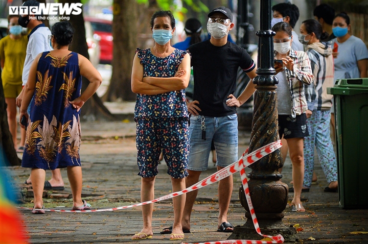 Hà Nội: Tiếp tế lương thực cho gần 500 nhân khẩu bị phong toả ở phường Văn Miếu - 7