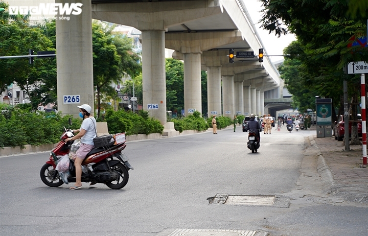 Ảnh: Tổ "cơ động mạnh" đón lõng, bắt hàng loạt xe quay đầu né chốt ở Hà Nội