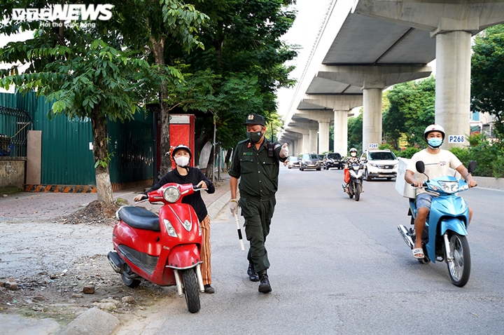 Ảnh: Tổ 'cơ động mạnh' đón lõng, bắt hàng loạt xe quay đầu né chốt ở Hà Nội - 6