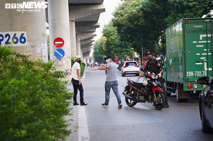 Ảnh: Tổ 'cơ động mạnh' đón lõng, bắt hàng loạt xe quay đầu né chốt ở Hà Nội - 8