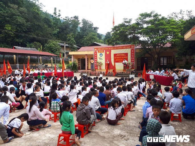 sau nhung ngay chong choi mua lu truong hoc o xa bien gioi khai giang muon