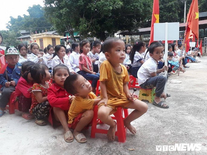 sau nhung ngay chong choi mua lu truong hoc o xa bien gioi khai giang muon