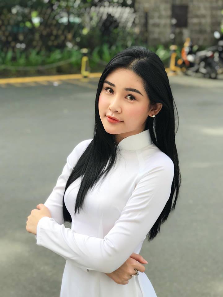 mac ao dai trang nuot na le au ngan anh duoc khen nhu hoc sinh cap 3