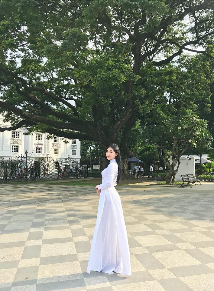 mac ao dai trang nuot na le au ngan anh duoc khen nhu hoc sinh cap 3