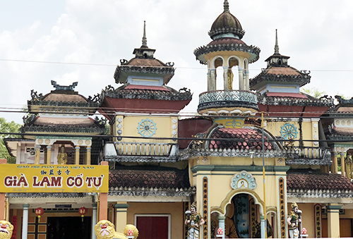 ngoi chua co hang tram pho tuong chi mot nha su trong nom o mien tay