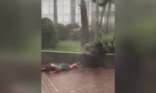 sieu bao mangkhut quat nga hai cha con o hong kong