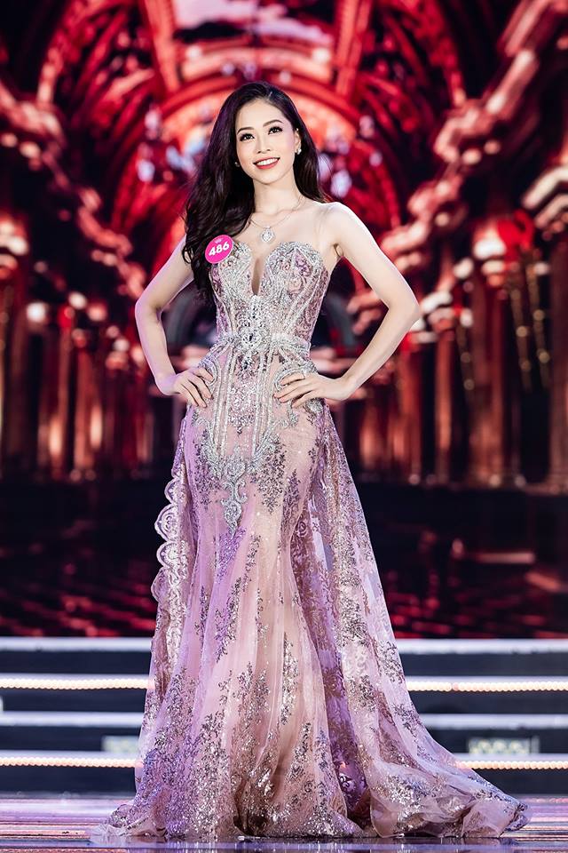 anh a hau phuong nga tren fanpage miss grand 2018 fan quoc te khen nuc no