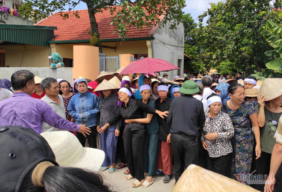 hang tram nguoi khoc nghen dua tien vo chong bi truy sat o dan phuong