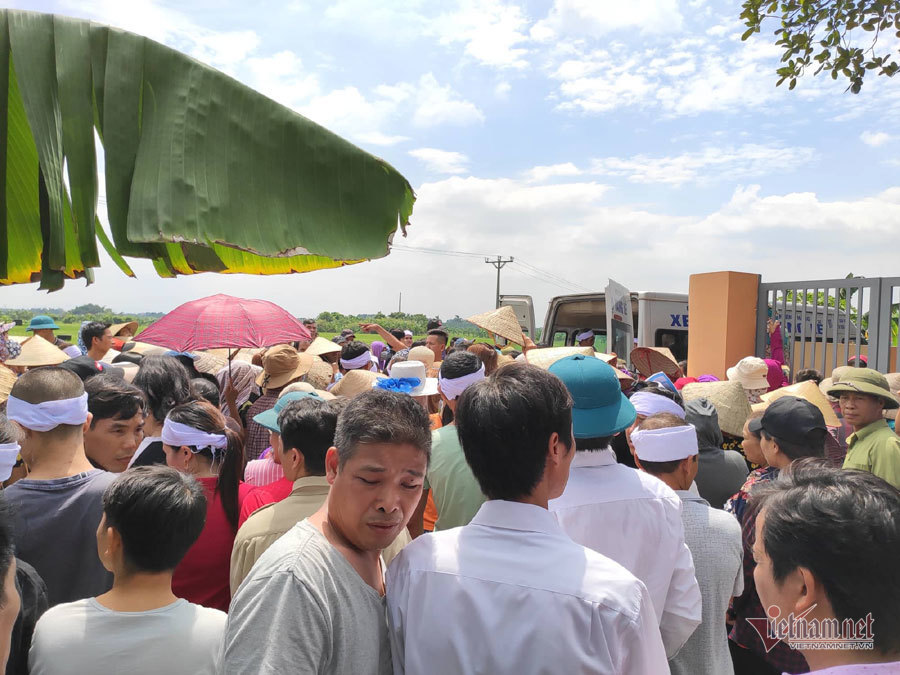 hang tram nguoi khoc nghen dua tien vo chong bi truy sat o dan phuong