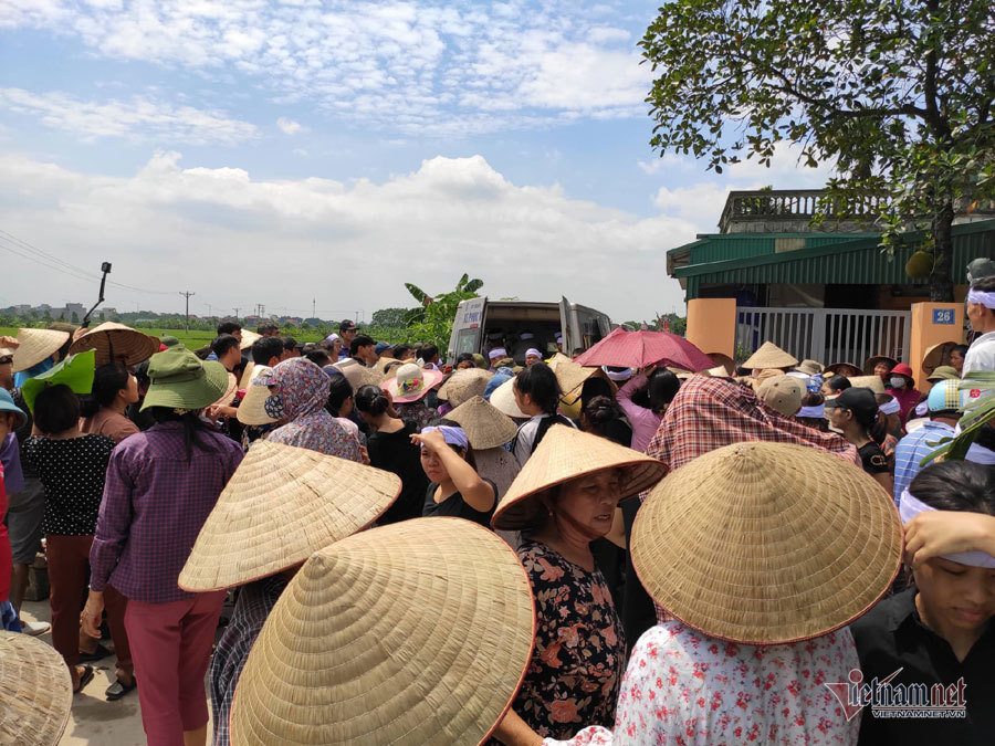 hang tram nguoi khoc nghen dua tien vo chong bi truy sat o dan phuong