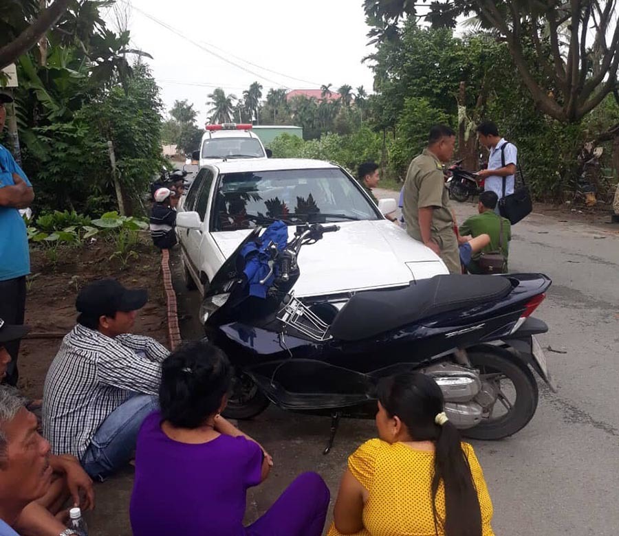 vo ta hoa thay chong treo co duoi cau thang o binh duong