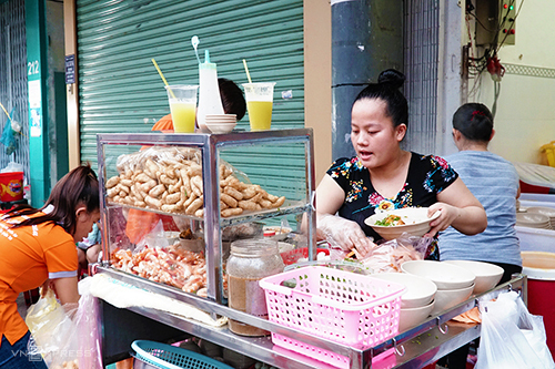 ba quan banh canh cua dong khach